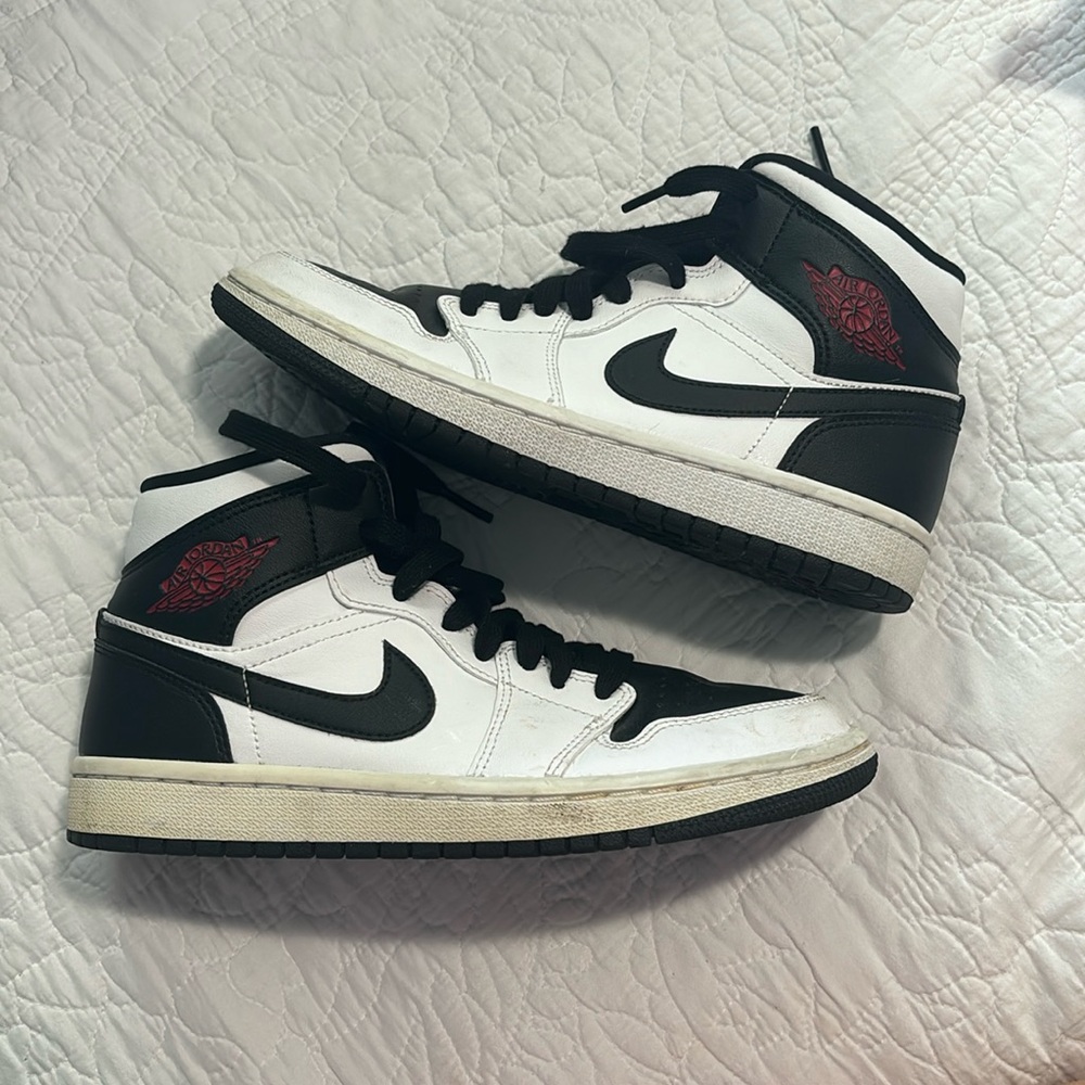 Air Jordan 1 Mid Sneaker